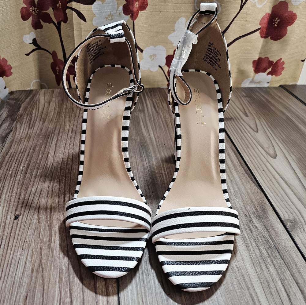 Shoe dazzle chunky heel strap sandals black & white